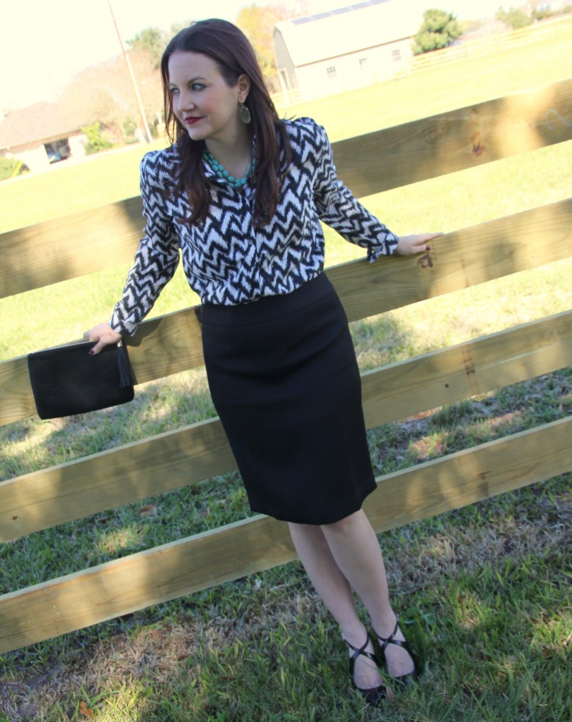 Office Outfit Idea - Pencil skirt and printed button down, perfect for job interview look