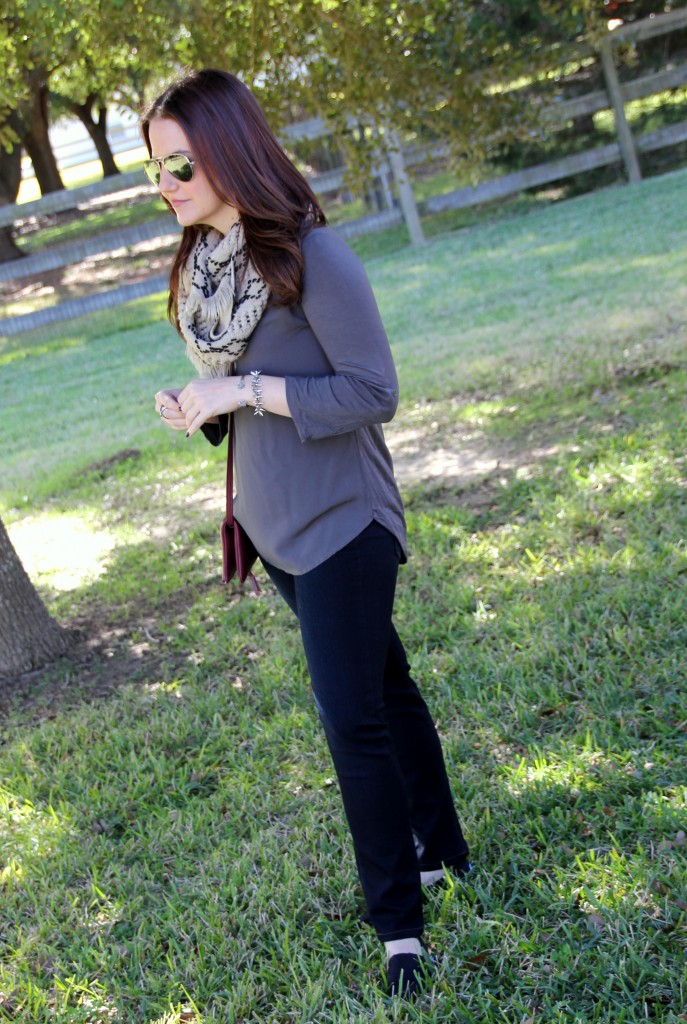 Vacation Outfit Idea - Skinny Jeans, Comfy Top, Toms and cross-body bag, perfect for a day of walking!