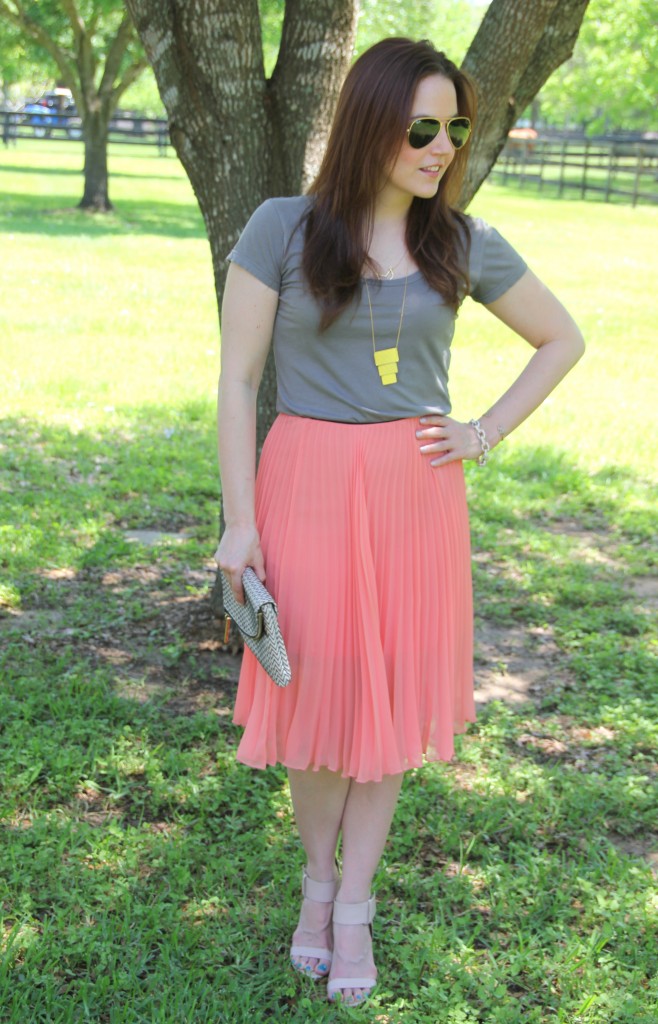 Summer Outfit Idea - Gray Tshirt and Pleated Midi Skirt with Pumps | Lady in Violet