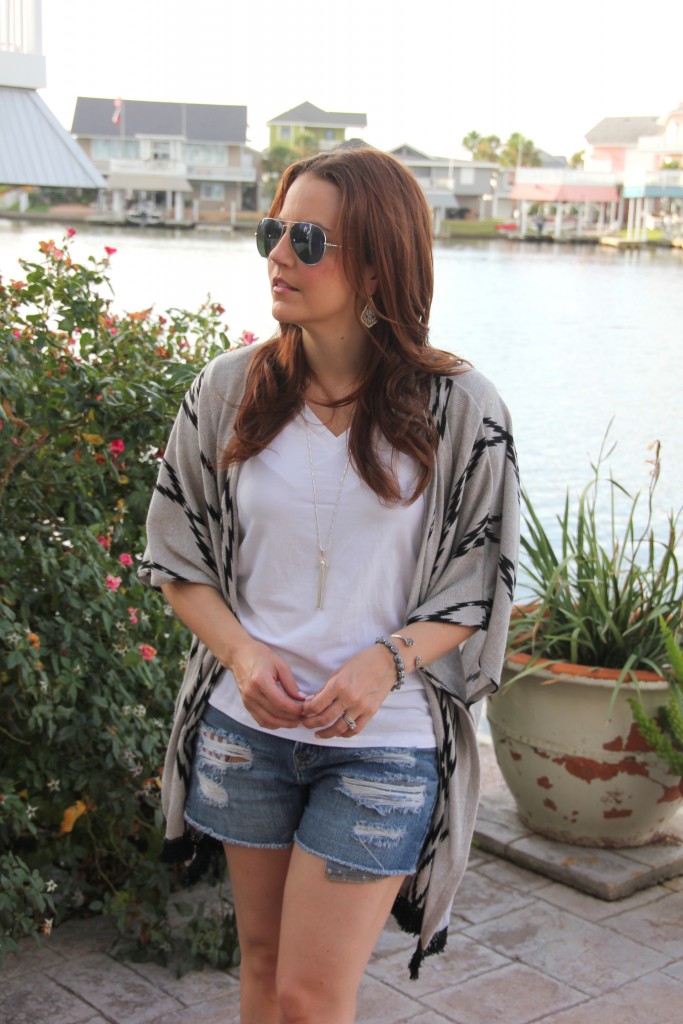 How to wear a poncho in summer | Lady in Violet