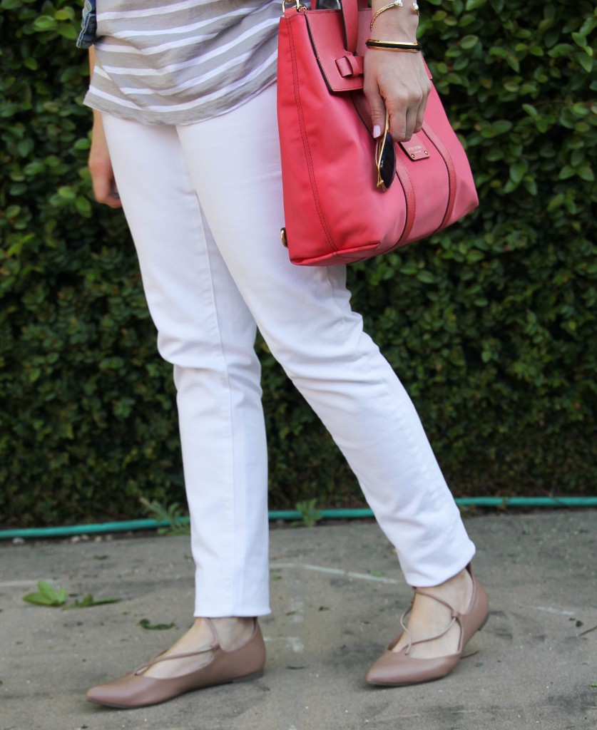 white skinny jeans and lace-up flats