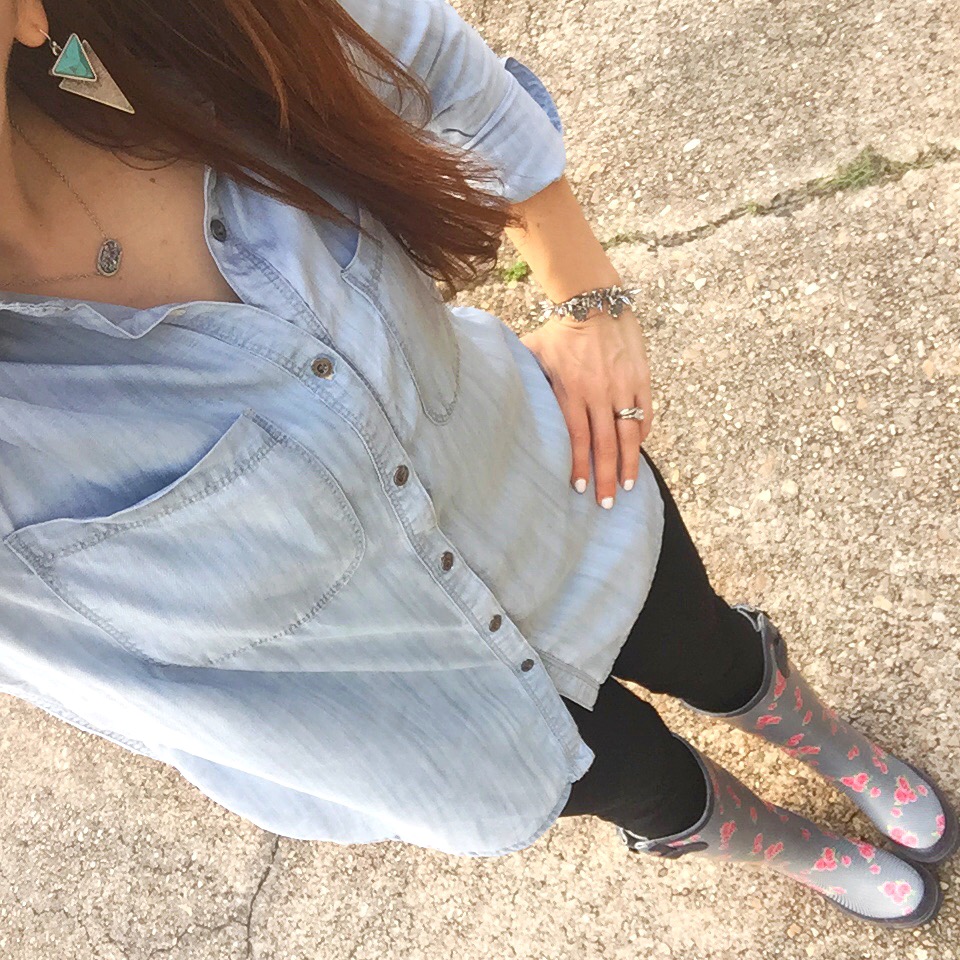 rainy day outfit - chambray, black jeans, rain boots