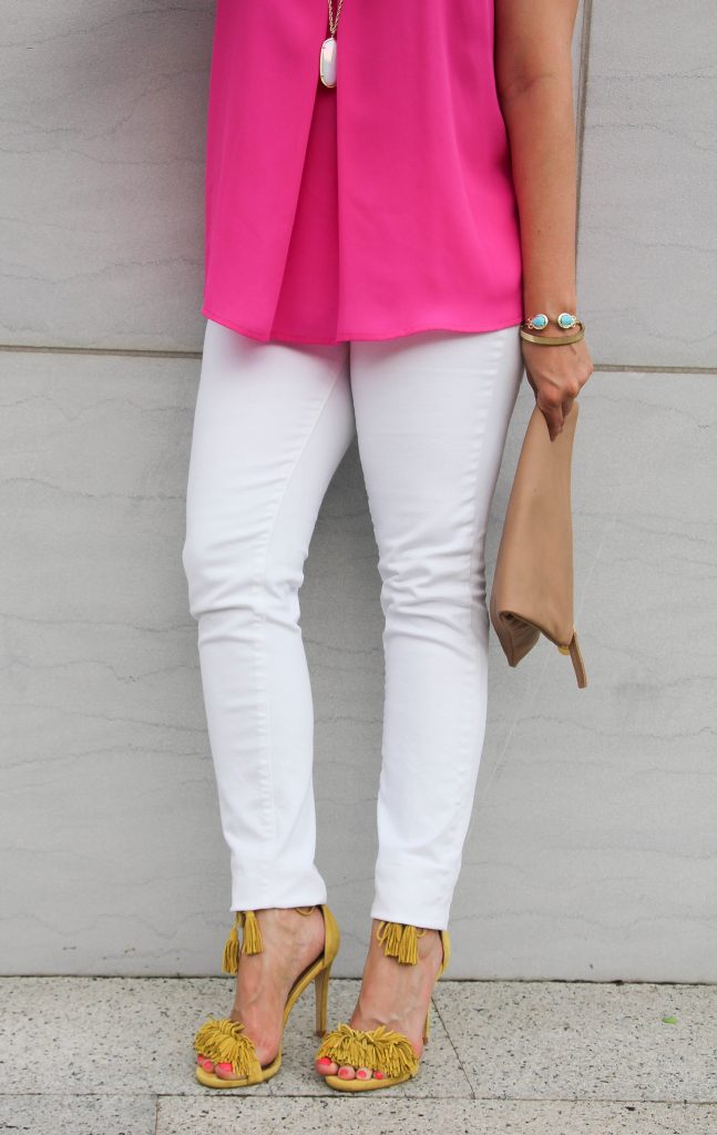 summer outfit with white skinny jeans and fringe sandals