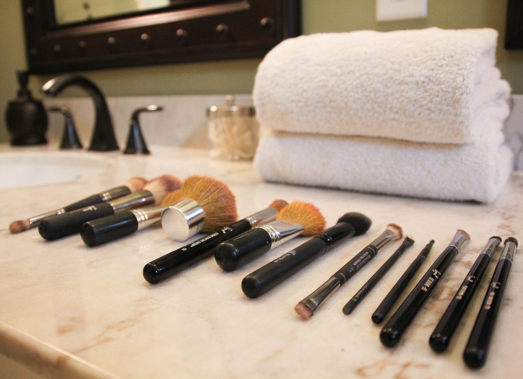 different types of makeup brushes for face and eyes