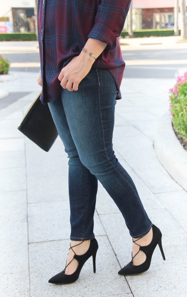 Houston Style Blogger wears dark skinny jeans for fall and Charles david black laceup pumps.