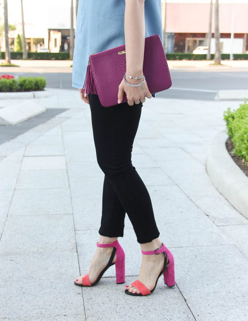 Houston Style Blogger wears pink block heel sandals with black skinny jeans and a dark pink clutch.