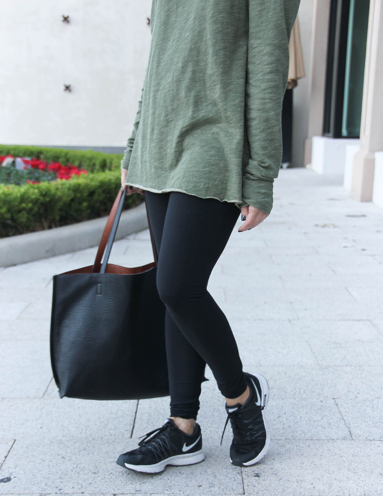 Athleisure Travel Outfit + The BEST Black Leggings Lady in VioletLady