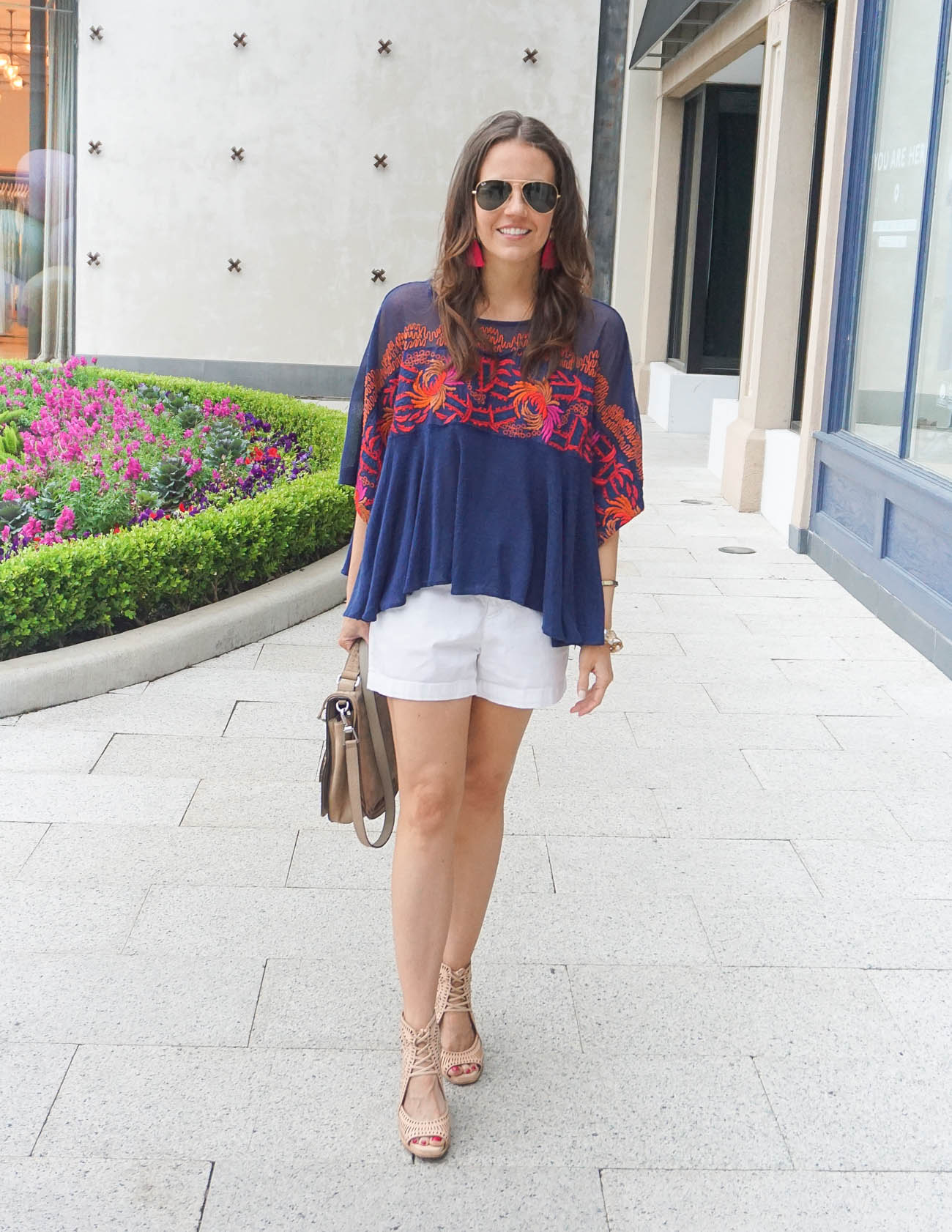 summer outfits with white shorts
