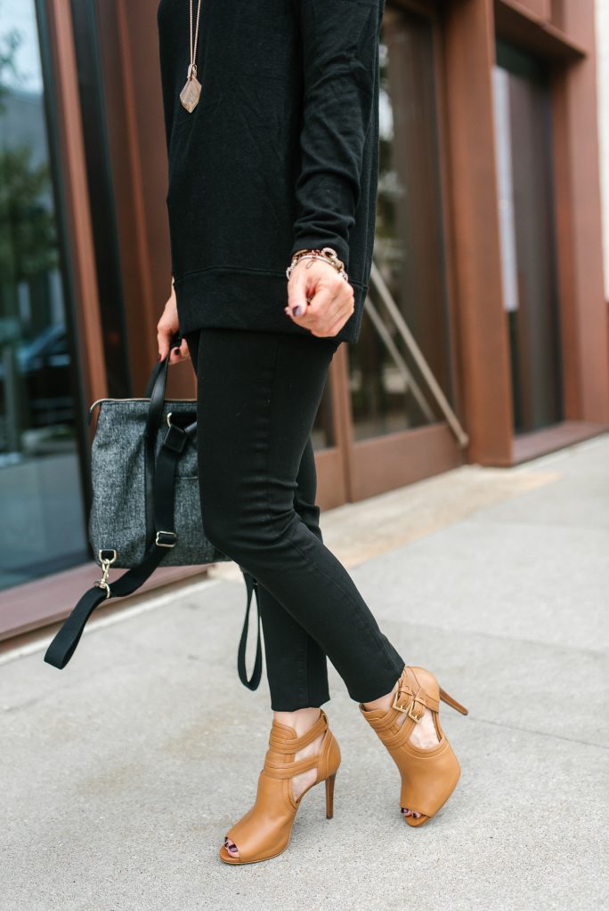 thanksgiving outfit | black skinny jeans | brown peep toe booties | Houston Fashion Blogger Lady in Violet