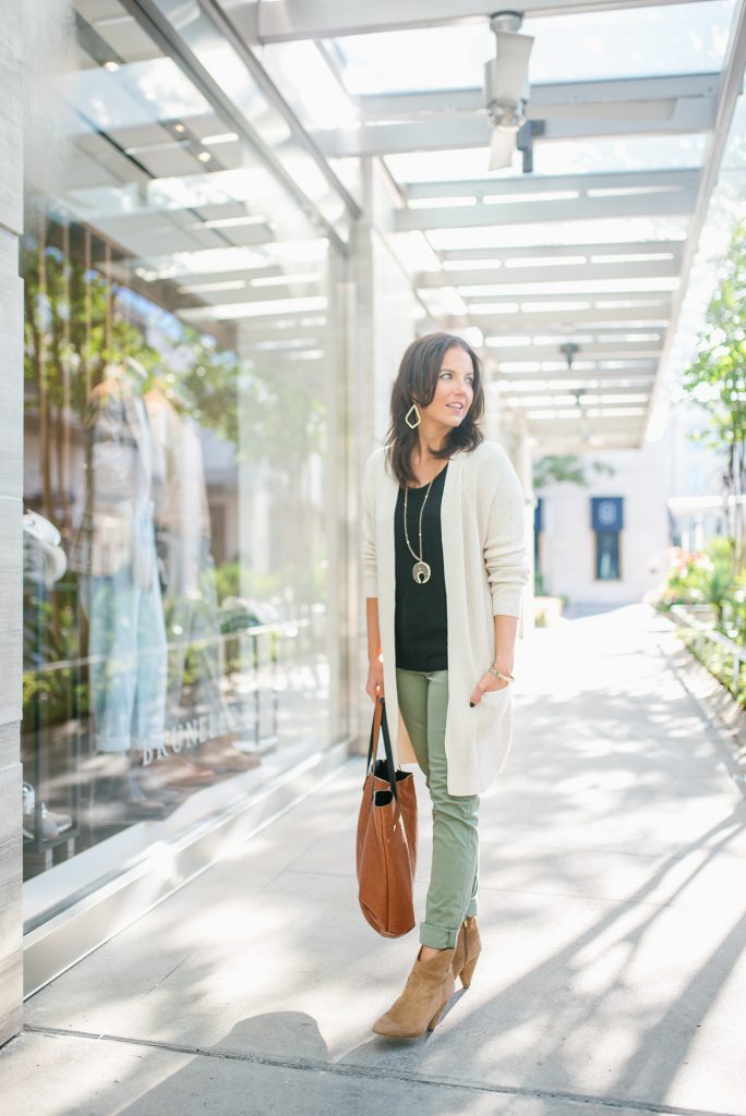 http://ladyinviolet.com/wp-content/uploads/2019/10/d-casual-fall-outfit-beige-cardigan-olive-green-pants-684x1024.jpg