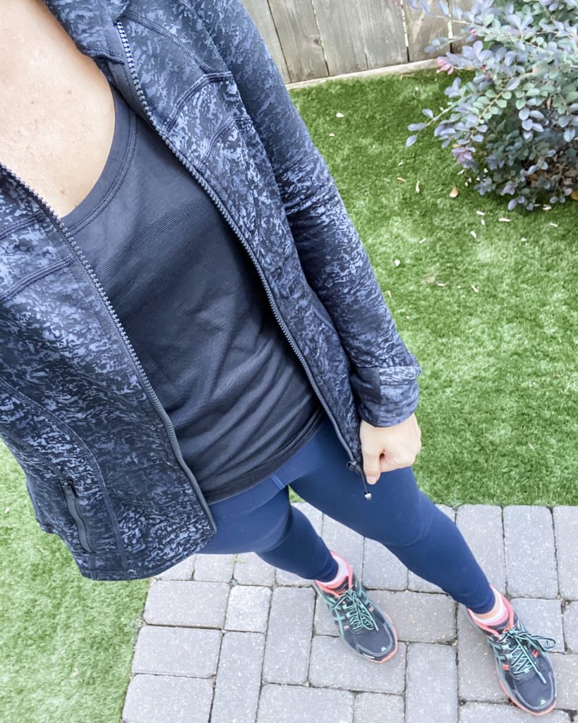 winter workout outfit | black tanktop | navy leggings | Texas Fashion Blogger Lady in Violet