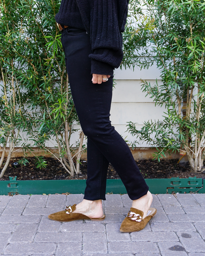 casual outfit | black skinny jeans | brown slides with gold buckle | Houston fashion blogger lady in violet