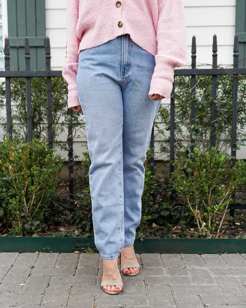 spring fashion | light blue straigh leg jeans | taupe block heel sandals | Petite Fashion Blog Lady in Violet