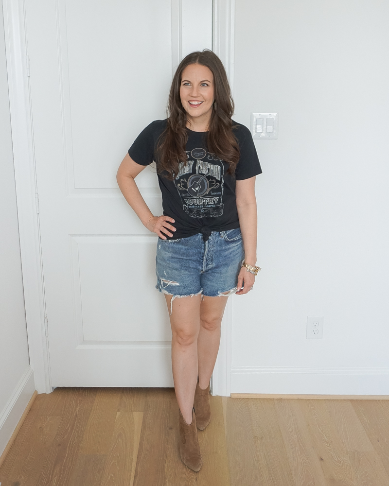 country concert outfit idea | dolly parton amazon tee | abercrombie boyfriend shorts | | Houston Fashion Blogger Lady in Violet