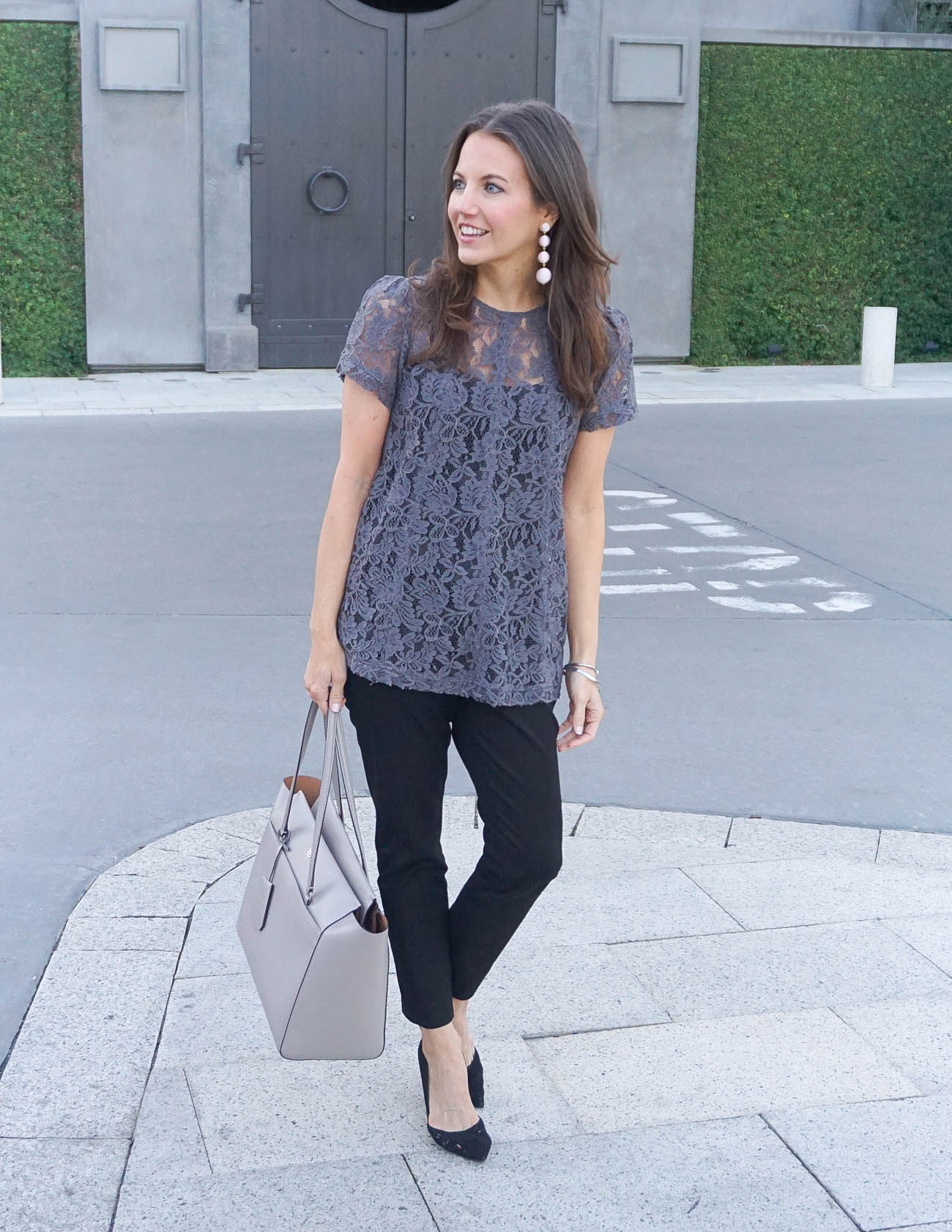 Arriba 49+ imagen gray blouse outfit